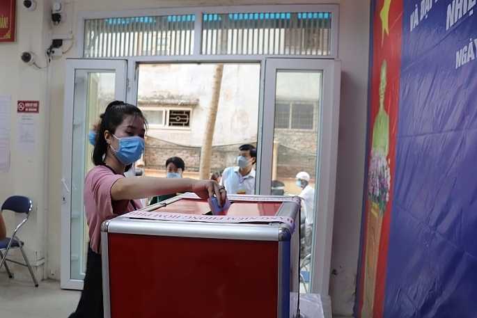 Cử tri phường Thanh Nhàn bỏ phiếu tại Khu vực bỏ phiếu số 1