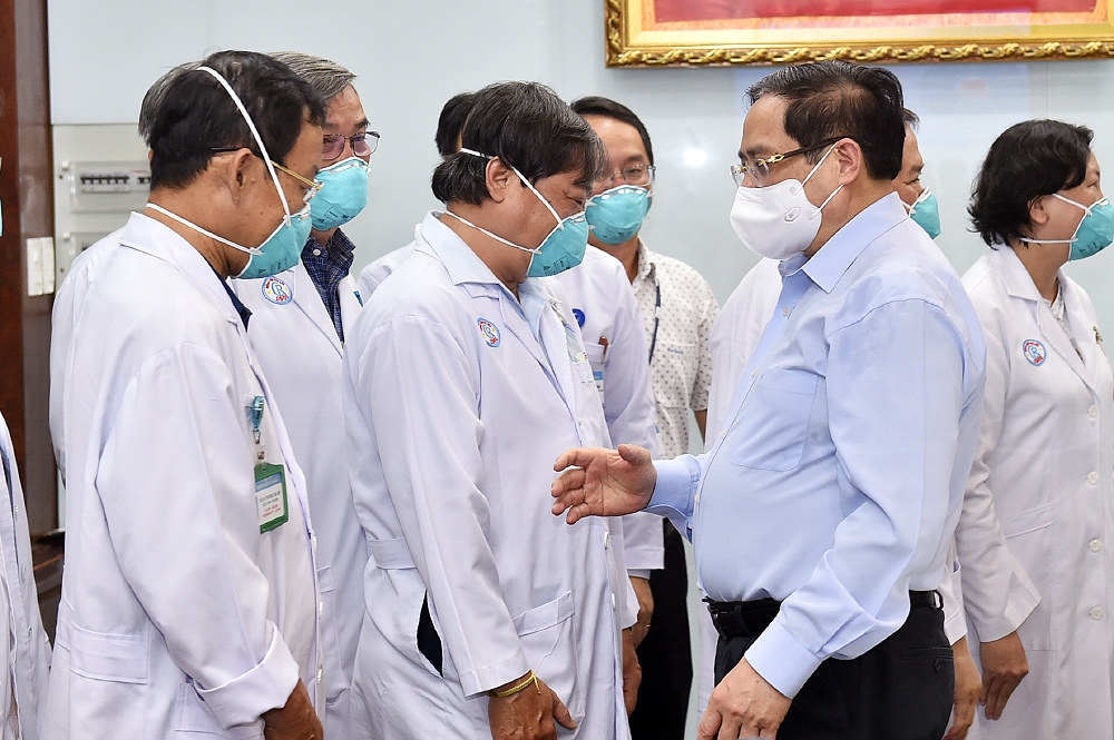 Thủ tướng Phạm Minh Chính động viên đội ngũ thầy thuốc của BV Chợ Rẫy, ngày 13/5/2021. Ảnh: VGP/Nhật Bắc