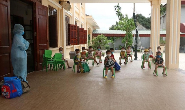 24 trẻ mầm non ở Hà Nam theo cô giáo đi cách ly tập trung sau khi bạn học 3 tuổi dương tính với SARS-CoV-2   cách ly tập trung tại nhà dòng Giáo xứ Phú Đa, xã Công Lý. Ảnh: Trần Ích