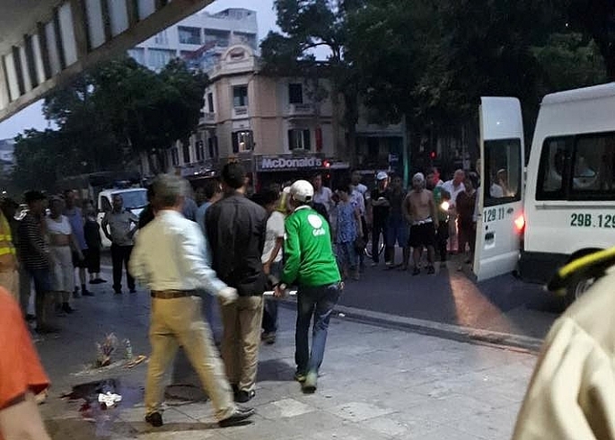 Chạy theo đoàn xe đua, thiếu nữ 16 tuổi tử vong tại chỗ chay theo doan xe dua thieu nu 16 tuoi tu vong tai cho