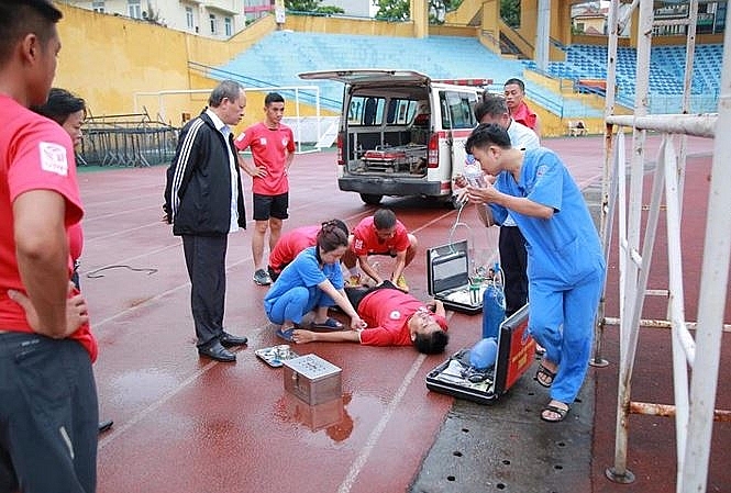 Trọng tài FIFA Nguyễn Hiền Triết ngất xỉu trong buổi kiểm tra thể lực trên sân Hàng Đẫy trong tai fifa nguyen hien triet ngat xiu trong buoi kiem tra the luc tren san hang day