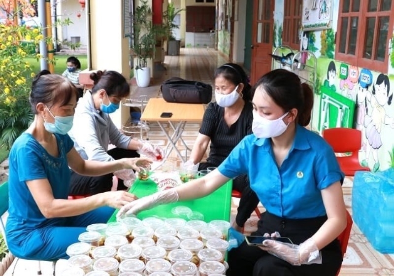  Cán bộ công đoàn và các nhà hảo tâm tỉnh Bắc Giang chuẩn bị các suất ăn tiếp tế cho CNLĐ trong khu cách ly do Covid-19.