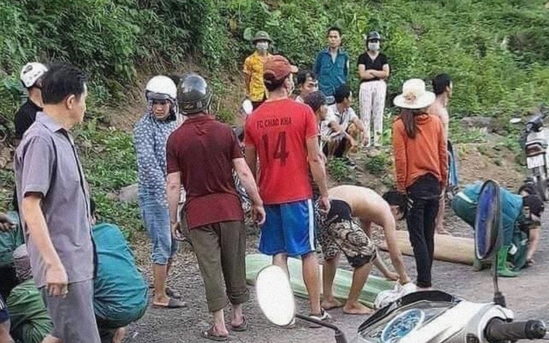 Lực lượng chức năng đã bàn giao thi thể các cháu cho gia đình để an táng. Lực lượng chức năng đã bàn giao thi thể các cháu cho gia đình để an táng.