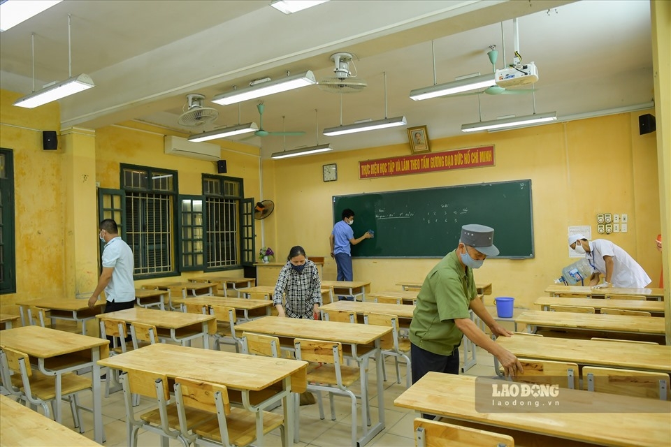 Những ngày qua, các trường học tại Hà Nội đã bắt đầu dọn dẹp, vệ sinh sẵn sàng cho kỳ thi tuyển sinh vào lớp 10 an toàn. Ảnh: Báo Lao động