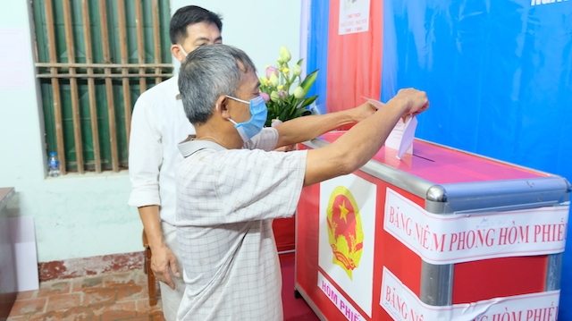 Cử tri đơn vị bầu cử số 4 (xã Tráng Việt) tham gia bỏ phiếu lại ngày 6/6