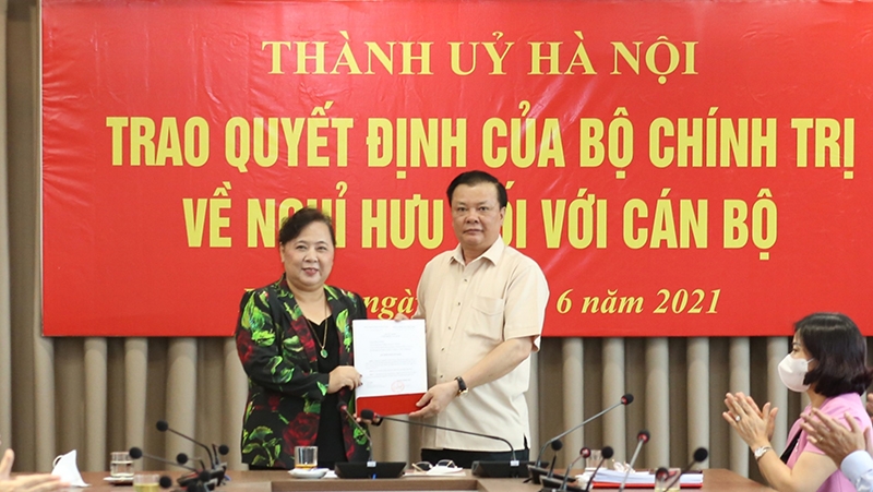  Bí thư Thành uỷ Đinh Tiến Dũng trao quyết định cho đồng chí Nguyễn Thị Bích Ngọc.