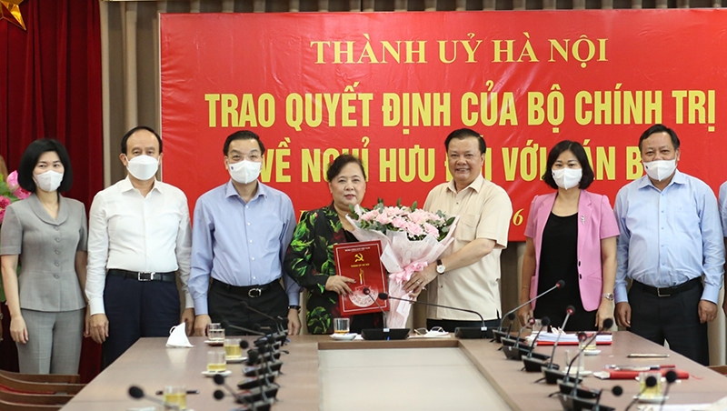   Bí thư Thành uỷ Đinh Tiến Dũng cùng các lãnh đạo TP tặng hoa chúc mừng đồng chí Nguyễn Thị Bích Ngọc.
