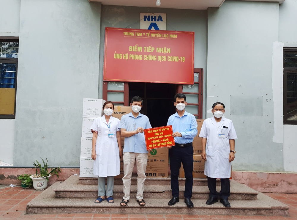 Báo Kinh tế & Đô thị trao quà ủng hộ phòng, chống dịch Covid-19 cho Trung tâm Y tế huyện Lục Nam (Bắc Giang)