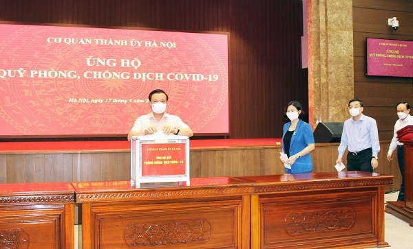 Bí thư Thành ủy Hà Nội Đinh Tiến Dũng cùng lãnh đạo Thành phố tham gia ủng hộ Quỹ phòng, chống dịch COVID-19. Ảnh: Hòa An