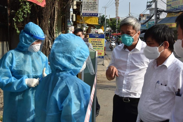 Thứ trưởng Bộ Y tế Nguyễn Trường Sơn (thứ 2 từ phải) kiểm tra điểm phong toả thuộc phường An Lạc, quận Bình Tân, TP.HCM - Ảnh: Bộ Y tế