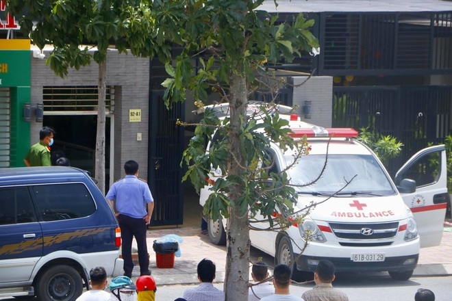 Xe cứu thương đưa nạn nhân tử vong ra khỏi văn phòng công ty