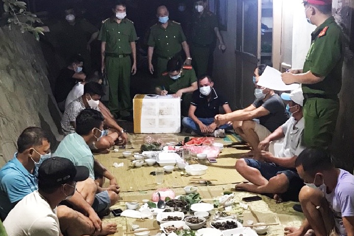 Nhóm người tụ tập ăn uống bị cảnh sát phát hiện. Ảnh: Công an TP Bắc Giang.