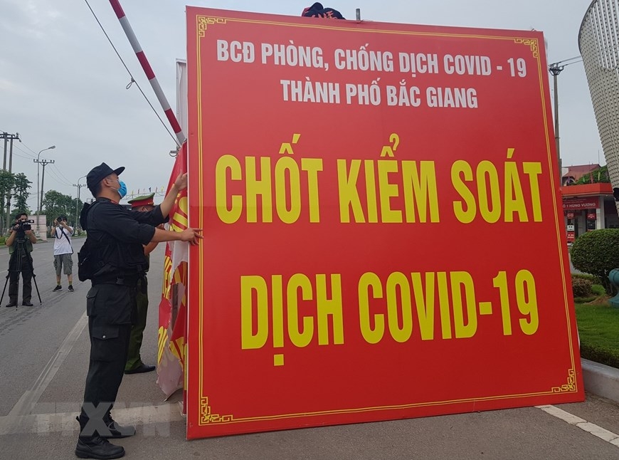 Tháo dỡ chốt kiểm soát dịch tại đường Hùng Vương. (Ảnh: Danh Lam/TTXVN)