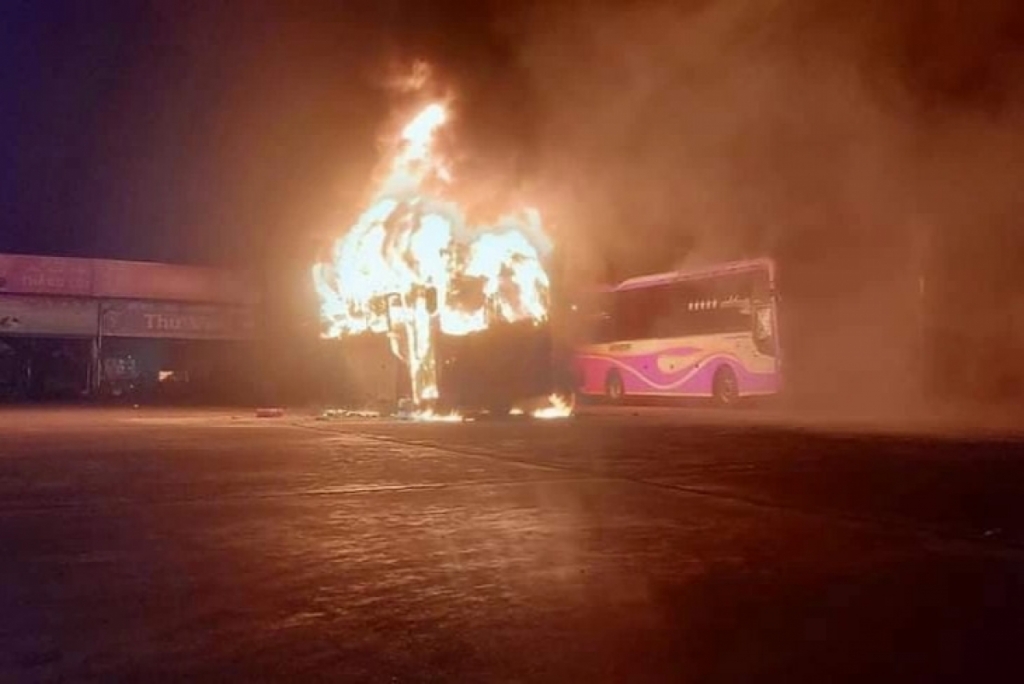 Hiện trường vụ cháy tại bến xe tỉnh Đắk Lắk tối 26/6.