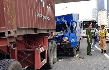 danh tinh nan nhan tu vong vu xe thu bao huc duoi container tren cau vuot mai dich