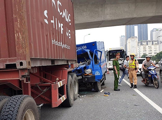 xe thu bao huc duoi container 1 nguoi tu vong