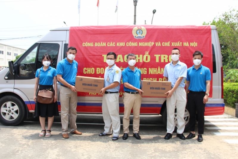 Đại diện lãnh đạo Công đoàn các KCN&CX Hà Nội tặng quà hỗ trợ công nhân bị cách ly y tế để phòng chống dịch Covid-19