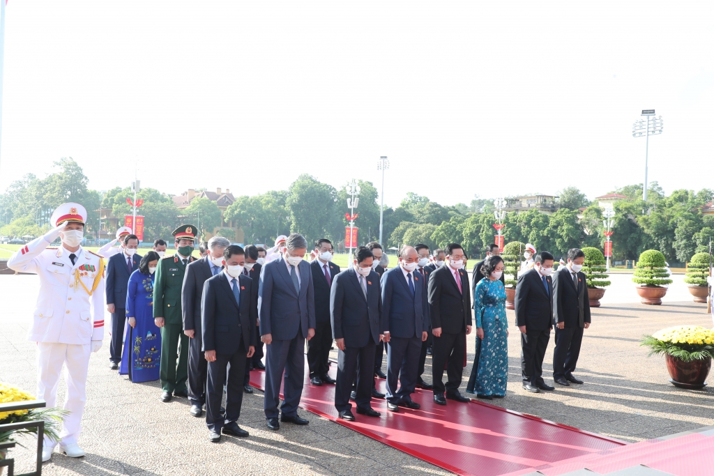 Lãnh đạo Đảng, Nhà nước, Quốc hội đặt vòng hoa, tưởng niệm các Anh hùng liệt sĩ