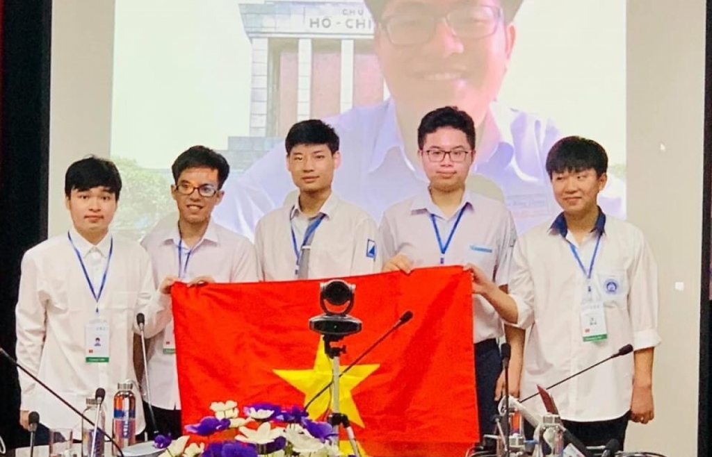 Hà Nội khen thưởng 4 học sinh đạt giải tại các kỳ thi Olympic quốc tế