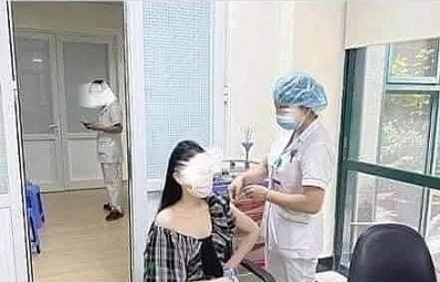 Phạt 12,5 triệu đồng cô gái khoe được tiêm vắc-xin không cần đăng ký