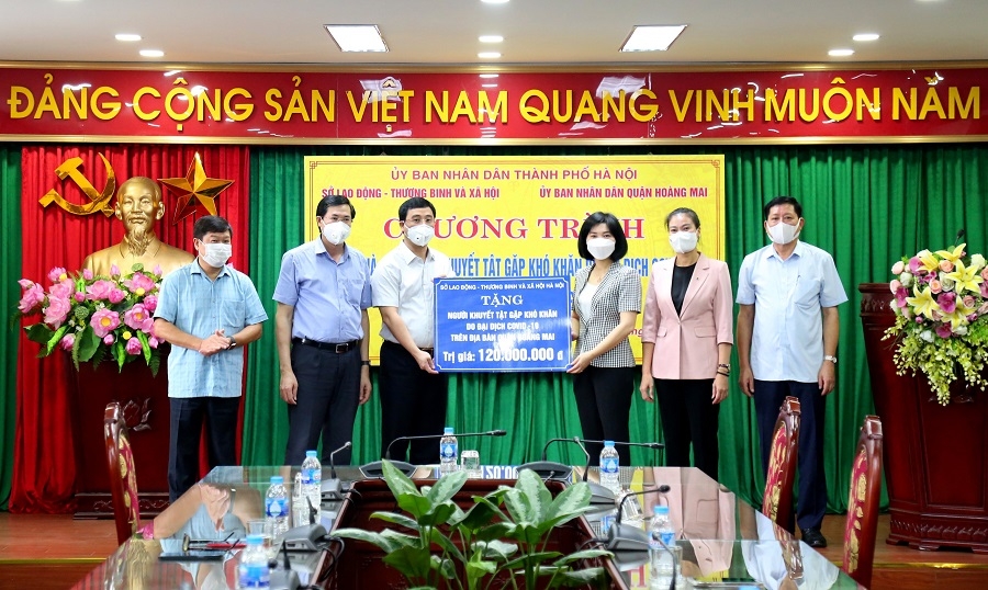 Lãnh đạo TP trao quà hỗ trợ người khuyết tật gặp khó khăn do dịch Covid-19 tại quận Hoàng Mai