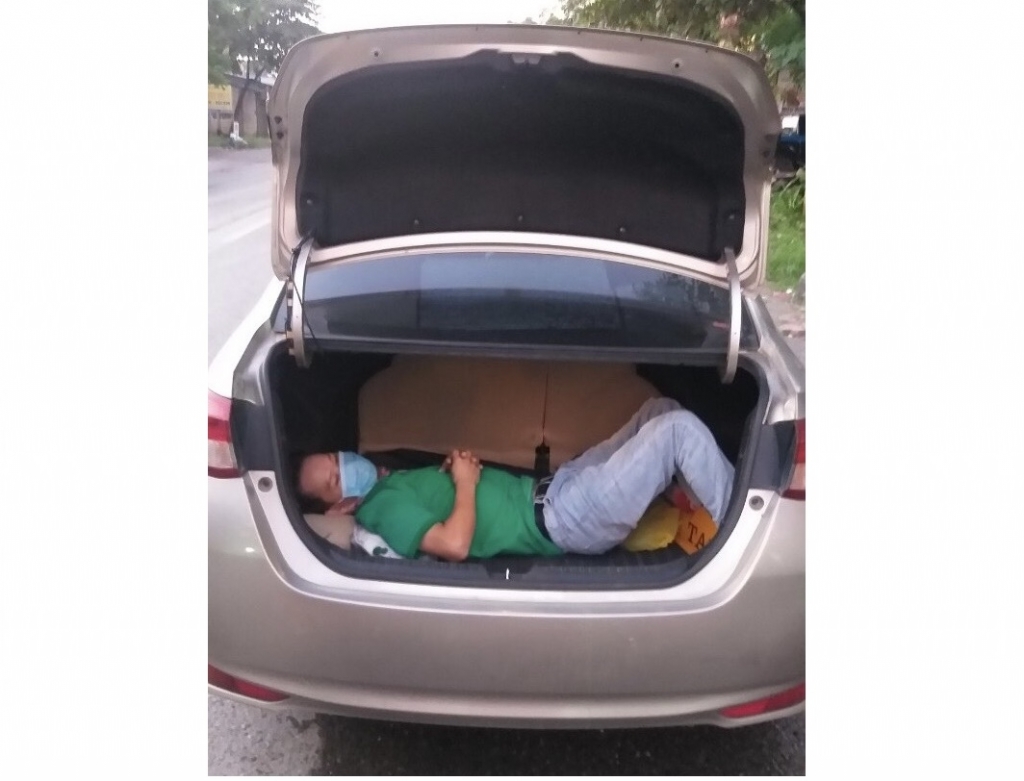 Nam thanh niên trốn trong cốp xe ô tô để qua chốt kiểm dịch Nam thanh niên trốn trong cốp xe ô tô để qua chốt kiểm dịch