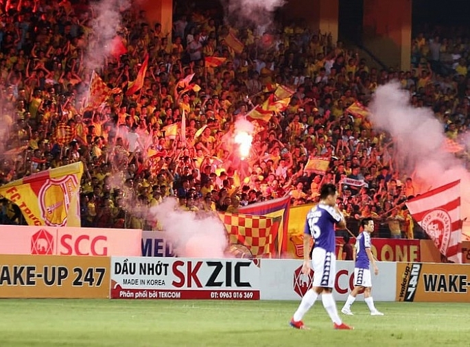 Vụ đốt pháo sáng trên sân Hàng Đẫy: Khởi tố vụ án, triệu tập 14 CĐV Nam Định vu dot phao sang tren san hang day khoi to vu an trieu tap 14 cdv nam dinh