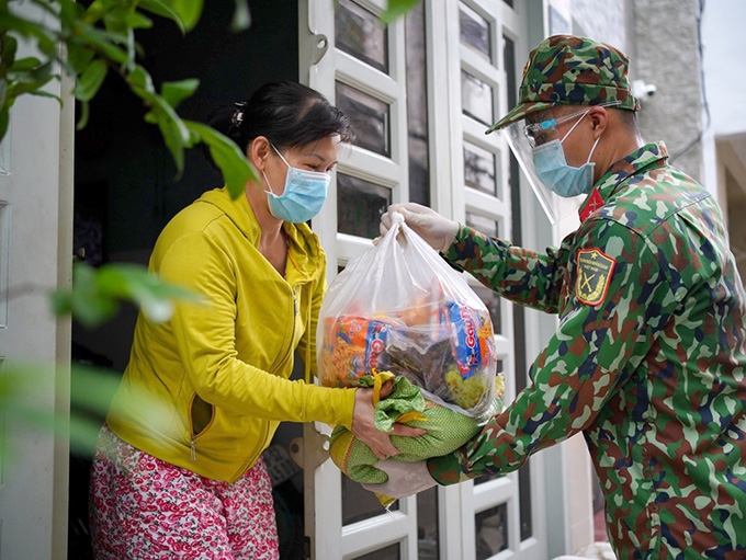 Chủ tịch nước yêu cầu khen thưởng những tấm gương chống dịch