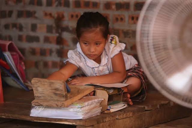 Báo Kinh tế & Đô thị trao quà cho 3 học sinh nghèo tại huyện Ba Vì: Sẻ chia của bạn đọc giúp con đường đến trường gần hơn