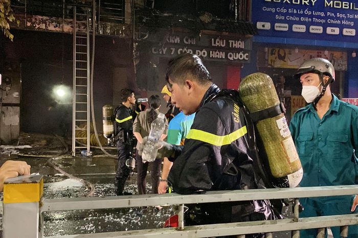 Cháy 2 căn nhà ở quận Tân Phú, 1 người tử vong