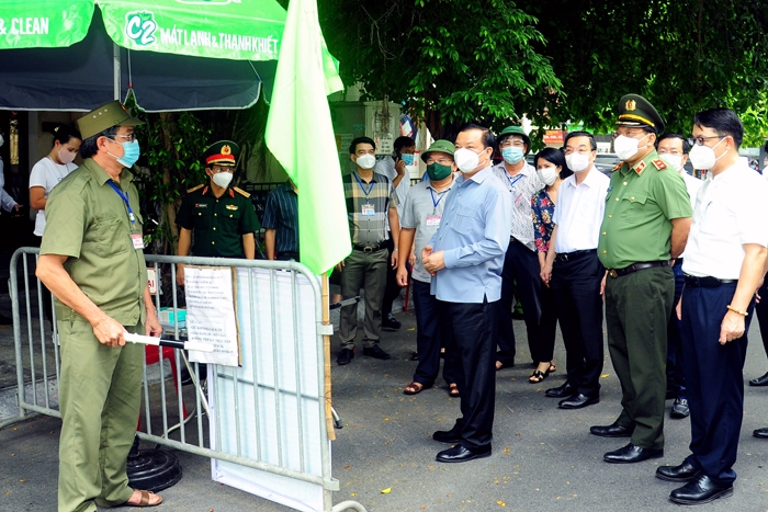 Bí thư Thành ủy Đinh Tiến Dũng kiểm tra công tác phòng, chống dịch Covid-19 trên địa bàn quận Bắc Từ Liêm