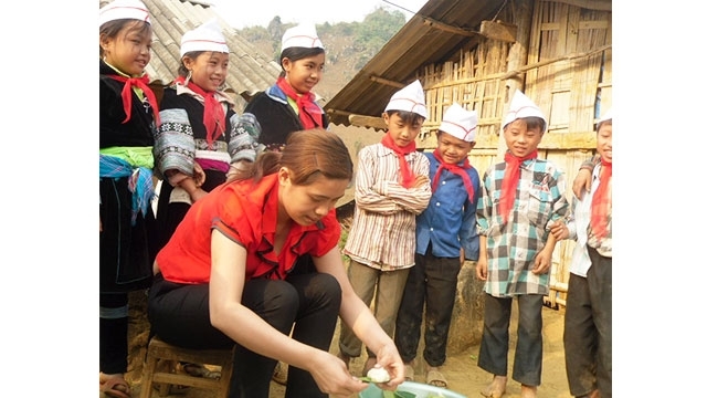 Nguyễn Lan Anh là một trong những trí thức trẻ lên vùng cao công tác tại xã Bản Xèo (huyện Bát Xát, Lào Cai) theo Đề án thí điểm tuyển chọn 500 trí thức trẻ tình nguyện về các xã.