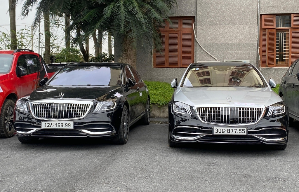 Hai chiếc Mercedes Maybach (chiếc bên trái là giả) tại cơ quan điều tra  TRẦN CƯỜNG