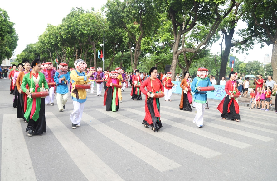 Trình diễn văn hóa tại Lễ kỷ niệm 20 năm Ngày thành phố Hà Nội được tổ chức UNESCO trao tặng danh hiệu “Thành phố Vì hòa bình”. Ảnh: Quang Thái
