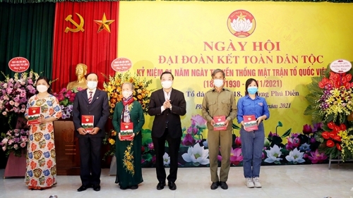 Chủ tịch UBND TP Chu Ngọc Anh chung vui cùng Nhân dân trong “Ngày hội Đại đoàn kết toàn dân tộc”