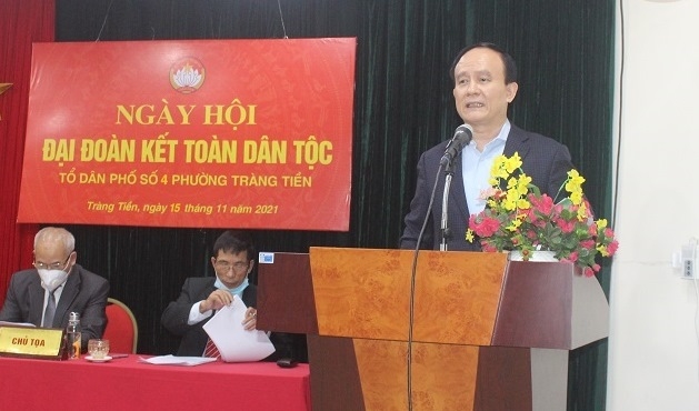 Chủ tịch HĐND TP Nguyễn Ngọc Tuấn chung vui với người dân phường Tràng Tiền trong Ngày hội đại đoàn kết