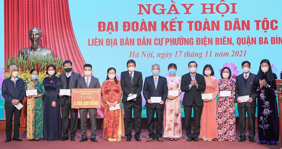 Chủ tịch nước Nguyễn Xuân Phúc dự Ngày hội Đại đoàn kết với Nhân dân phường Điện Biên