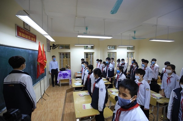 Học sinh lớp 9 trường THCS Phú Châu (xã Phú Châu, huyện Ba Vì) làm lễ chào cờ trong ngày đầu tiên quay trở lại trường sau thời gian học trực tuyến. Ảnh: Gia Huy