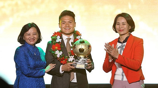 Quang Hải nhận giải Quả bóng vàng Việt Nam 2018 quang hai nhan giai qua bong vang viet nam 2018