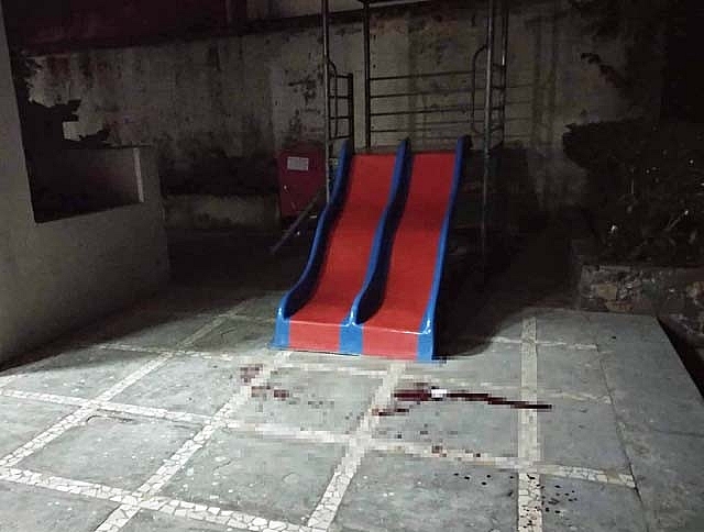 dang choi o san chung cu be 3 tuoi tu vong vi bi gach roi trung dau