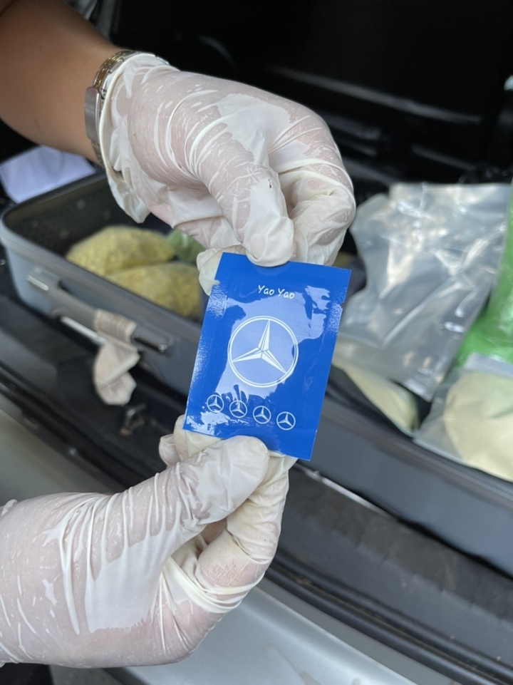 Gói ma túy có logo Mercedes - Ảnh: Công an cung cấp