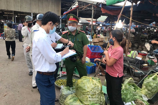 Lực lượng chức năng kiểm tra công tác phòng, chống dịch Covid-19 tại chợ đầu mối Minh Khai (quận Bắc Từ Liêm).
