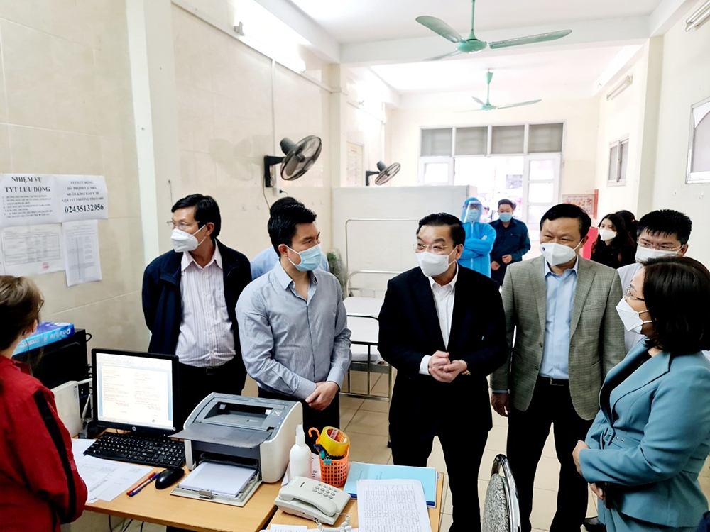  Chủ tịch UBND TP Chu Ngọc Anh kiểm tra tại Trạm Y tế lưu động ở phố Hào Nam, phường Ô Chợ Dừa, quận Đống Đa.