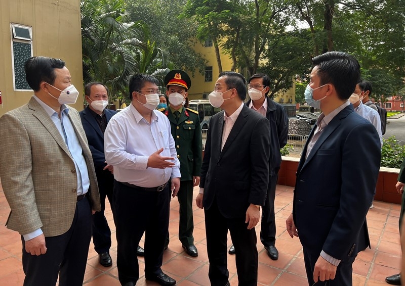 Chủ tịch UBND TP Chu Ngọc Anh kiểm tra khu điều trị F0 thể nhẹ và trạm y tế lưu động tại “điểm nóng” quận Đống Đa