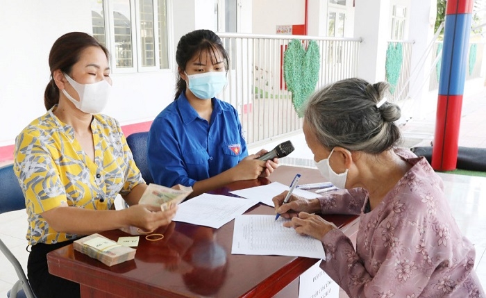 Chi trả tiền hỗ trợ an sinh xã hội theo chính sách đặc thù của thành phố Hà Nội cho người dân