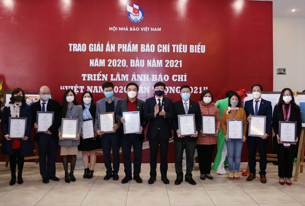 Trao giải ấn phẩm báo chí tiêu biểu năm 2020 và giải cuộc thi ảnh “Việt Nam ấn tượng 2021”