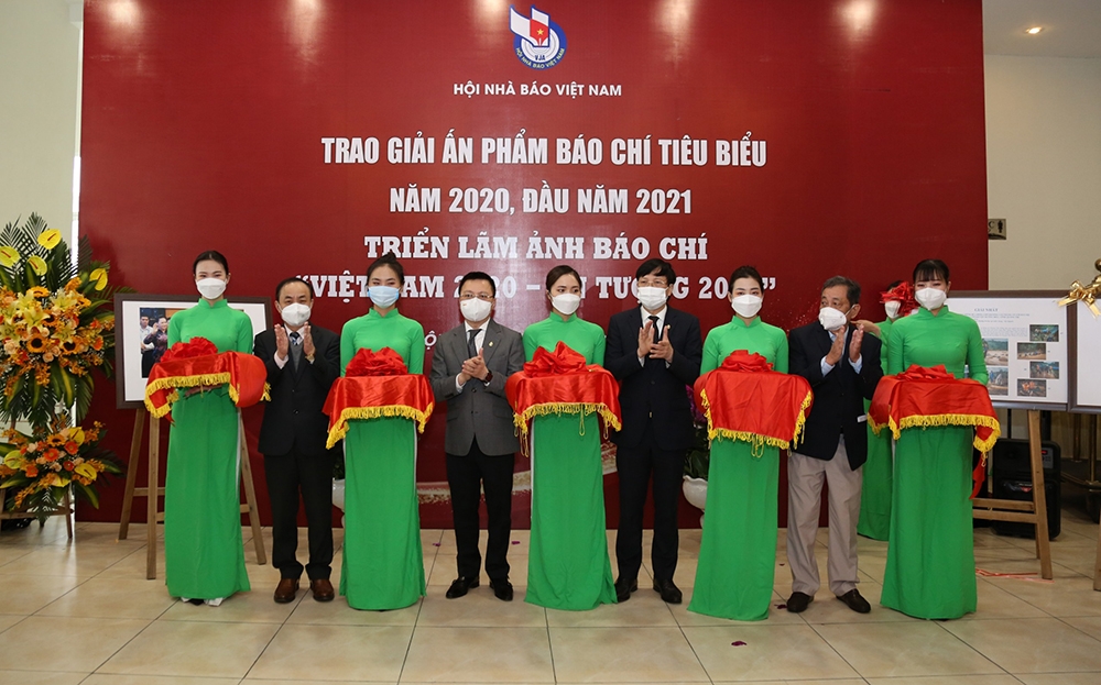 Trao giải ấn phẩm báo chí tiêu biểu năm 2020 và giải cuộc thi ảnh “Việt Nam ấn tượng 2021”