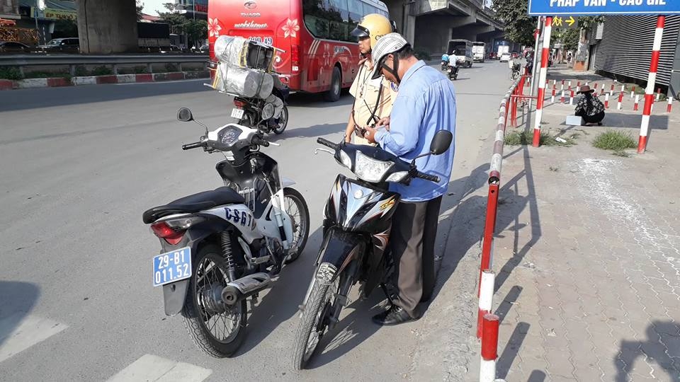 ky 5 hang loat tai xe bi xu phat loi di nguoc chieu vuot den do