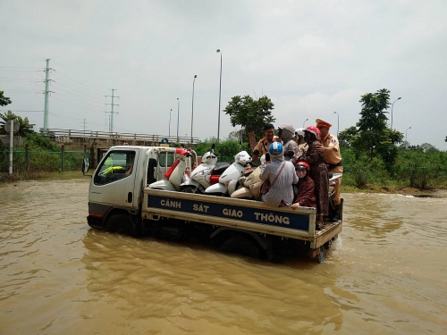 CSGT Hà Nội ngâm mình trong nước giúp dân