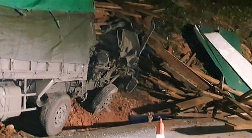 Nghệ An: Xe tải lao vào vách núi khiến 3 người thương vong